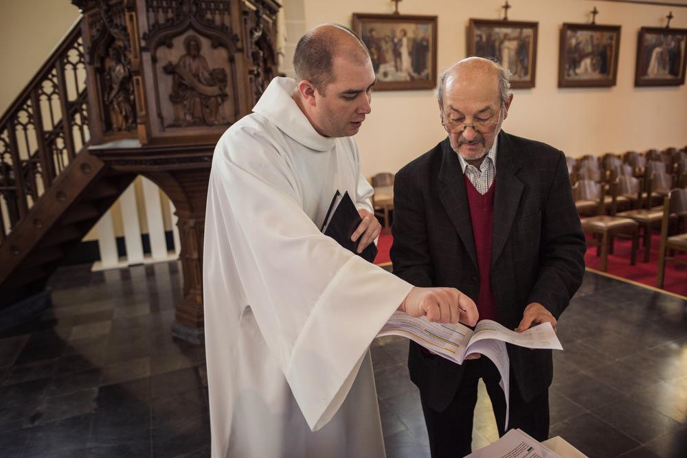 Voor de mis in Nieuwkerke geeft Igor aanwijzingen aan één van de lectoren.
