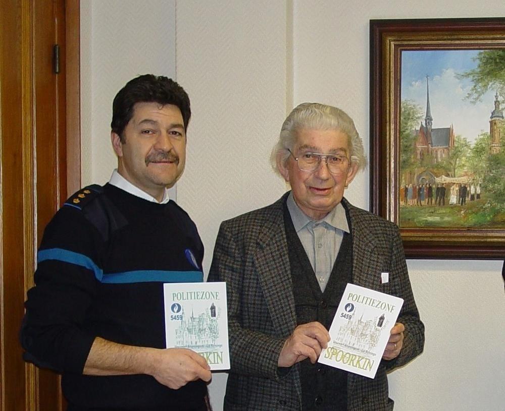 José Clauw (toen nog korpschef PZ Spoorkin) op de allerlaatste foto met zijn oom en kunstenaar Georges Tahon (2003), die toen een tekening ter beschikking had gesteld voor de nieuwjaarskaart van PZ Spoorkin.