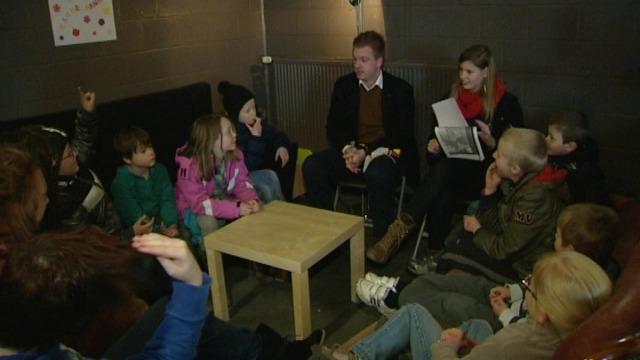 Kinderen leggen wensen voor aan burgemeester Maertens van Izegem