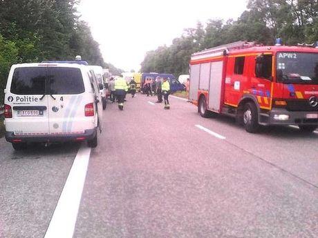 Ongeval met schoolbus in Komen, kinderen worden opgevangen in Iepers Jan Yperman Ziekenhuis