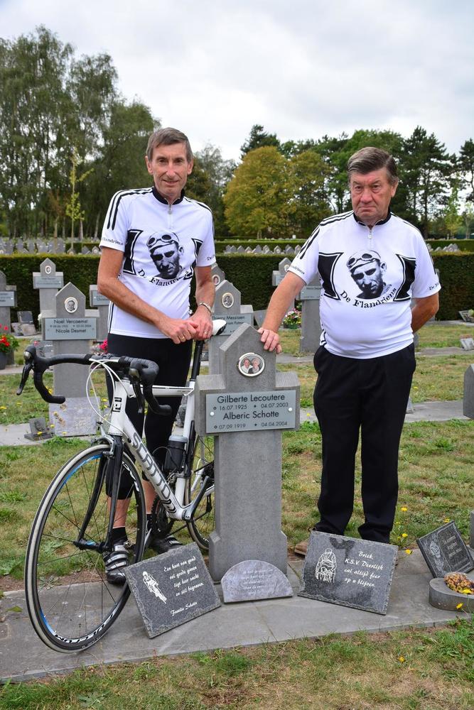 De neven van Briek: Philippe en Pierre Schotte op de Waregemse begraafplaats.
