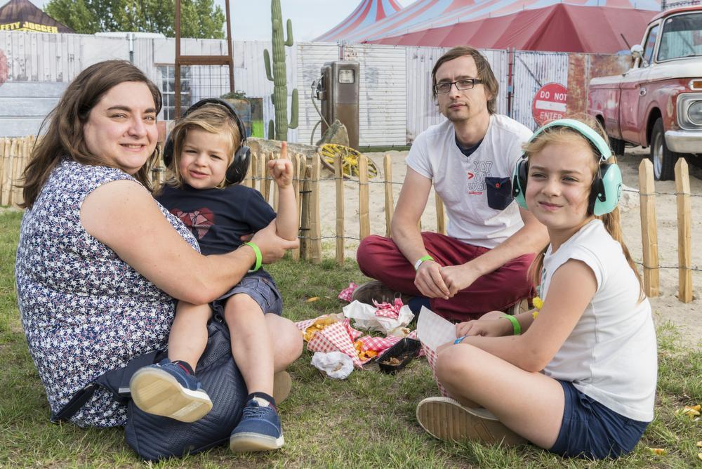 Liliana Da Costa en Alexander Bourgois genoten samen met Lucas en Tiana van een frietje op het festivalterrein.