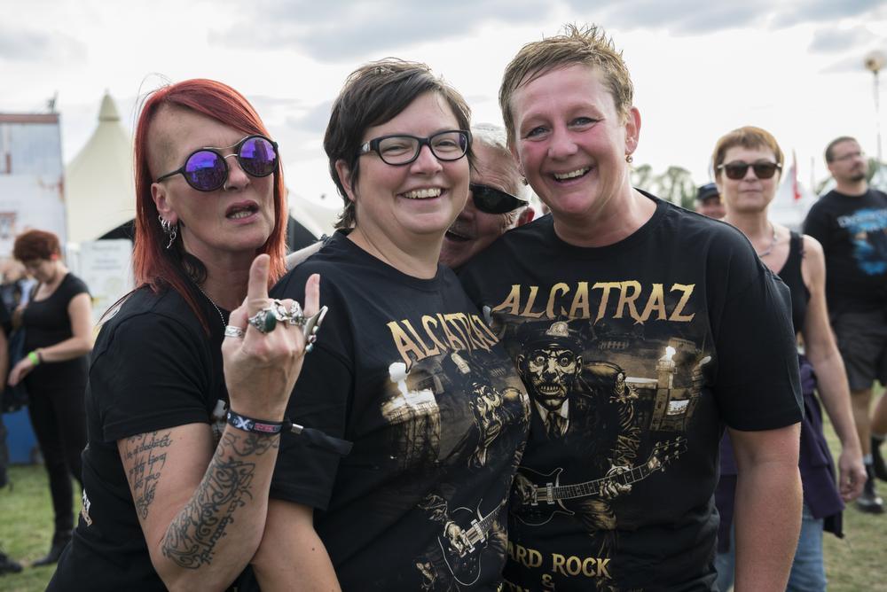 Vriendinnen Sylvie Verschaeve en Ann Deneckere poseerden met hun pas gekochte Alcatraz-t-shirt. Twee onbekende fans poseerden mee.