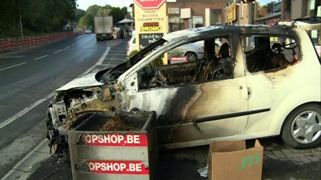 Ramkrakers beroven sigarettenwinkel in Westouter en steken auto in brand