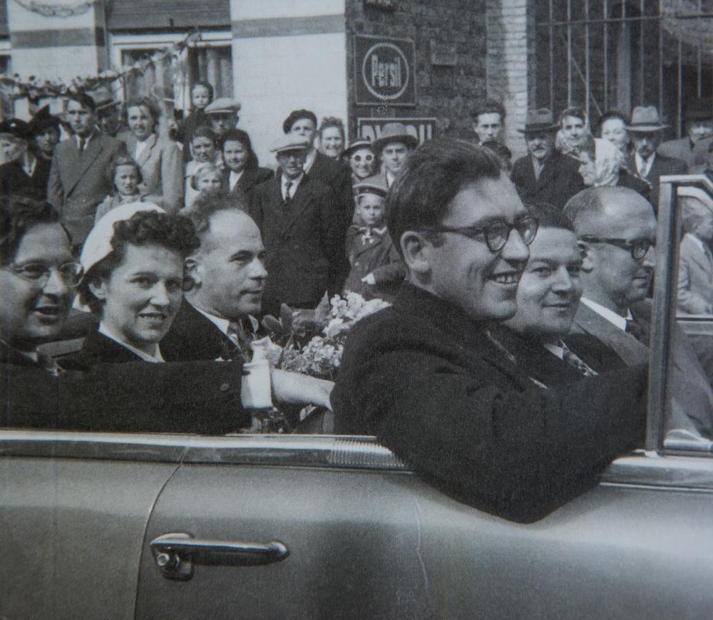 Op 7 juni 1953 werd Rosa Dewitte ingehuldigd als burgemeester van Oostduinkerke. Haar man Honoré Loones zit rechts van haar. Hij werd de privésecretaris van de burgemeester. Zelf mocht hij geen burgemeester worden omdat hij oorlogsburgemeester was geweest onder Duits bewind. In 1965 nam hij de sjerp toch weer over van zijn vrouw.