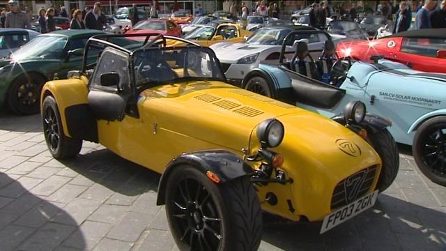 141 Lotus sportwagens vertrekken van op de markt in Ieper