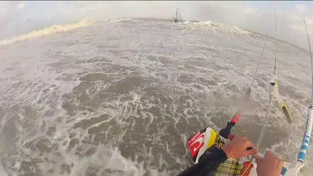 Kritiek op waaghalzen die bij stormweer surfen op zee in Bredene