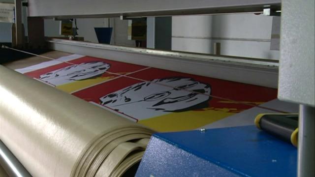 Drukke tijden voor vlaggenfabrikant Waelckens in Oostrozebeke