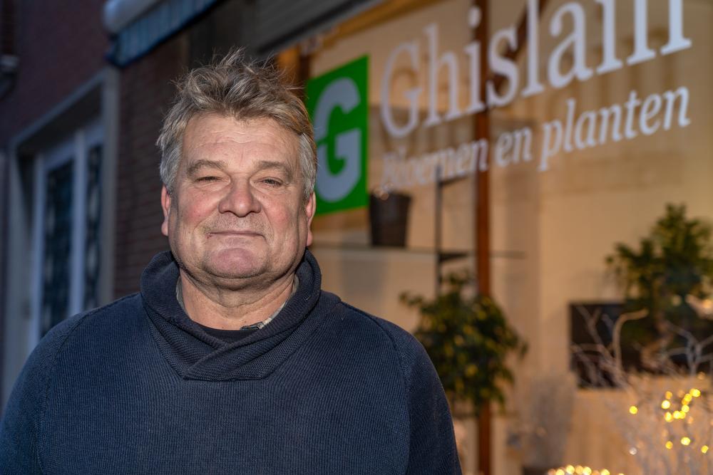 Ghislain Deschoemaeker voor zijn winkel in de Pottelberg.