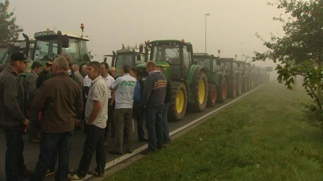 Boze boeren sluiten Milcobel in Langemark af