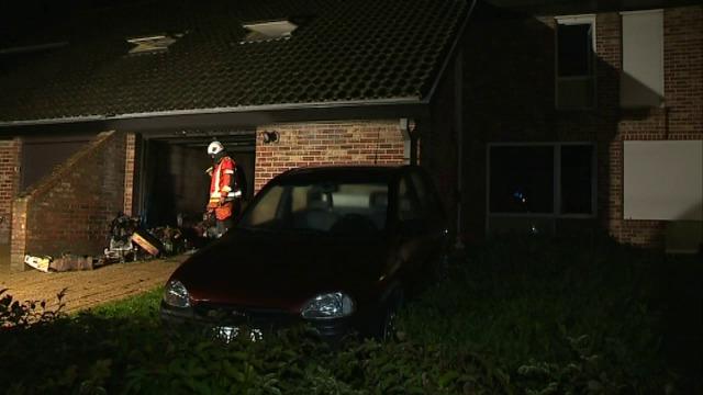 Ontploffing en brand in garage in Hooglede, moeder haalt kindjes uit woning