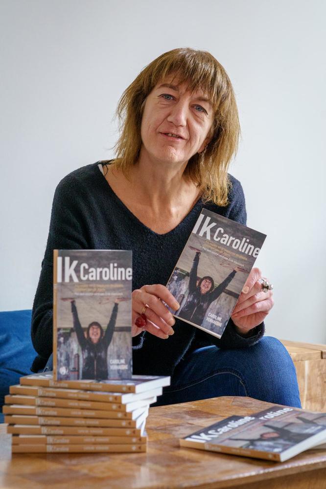 Caroline Verhaeghe met haar boek 'Ik, Caroline'.