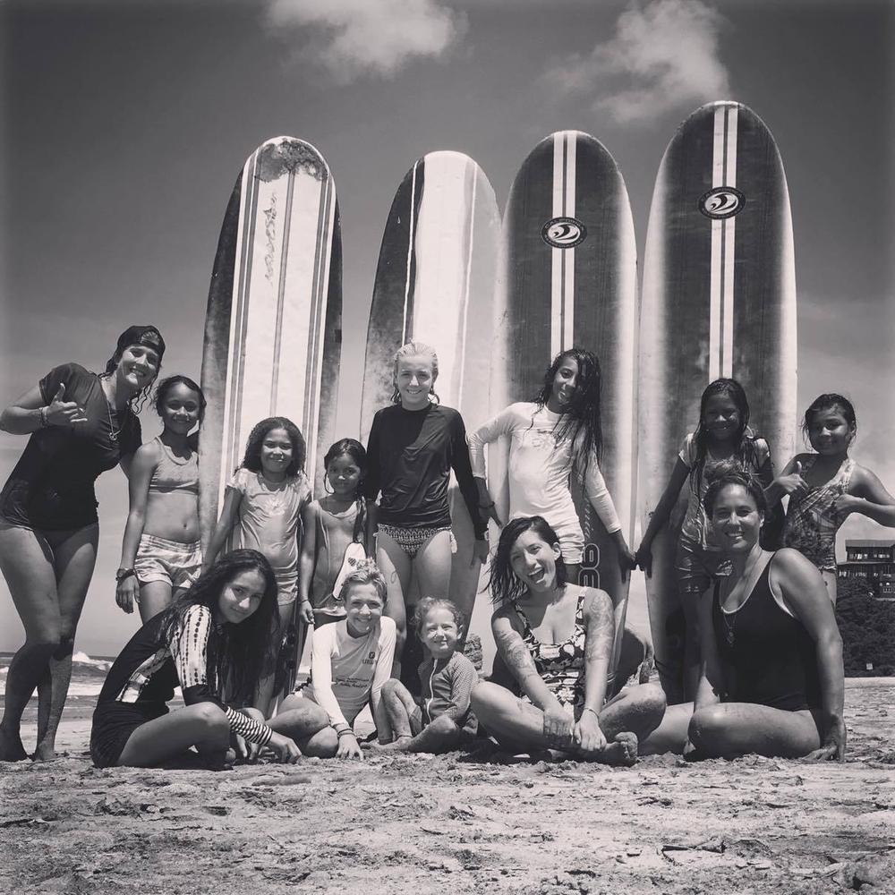 Met haar project Sirenitas de Popoyo wil Isabelle de jonge meisjes uit de buurt aan het surfen krijgen.