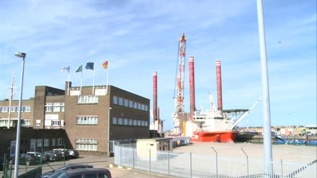 Hefschip in Oostende aangekomen om megawindturbine naar zee te brengen