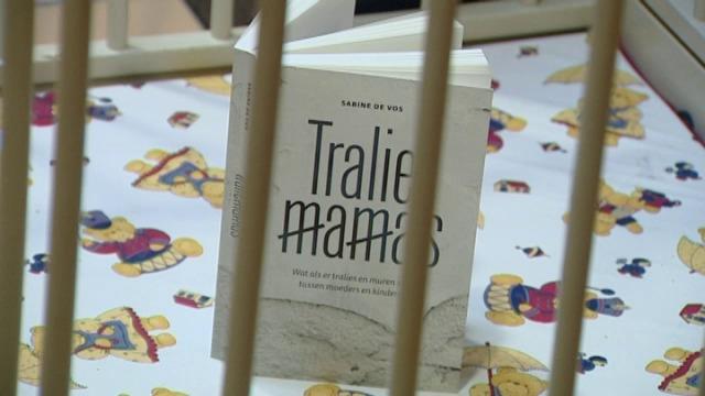 Sabine Devos stelt boek 'Traliemama's' voor in Brugse gevangenis