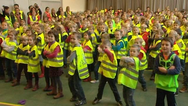 Schoolkinderen trekken fluomaand op gang in Brugge