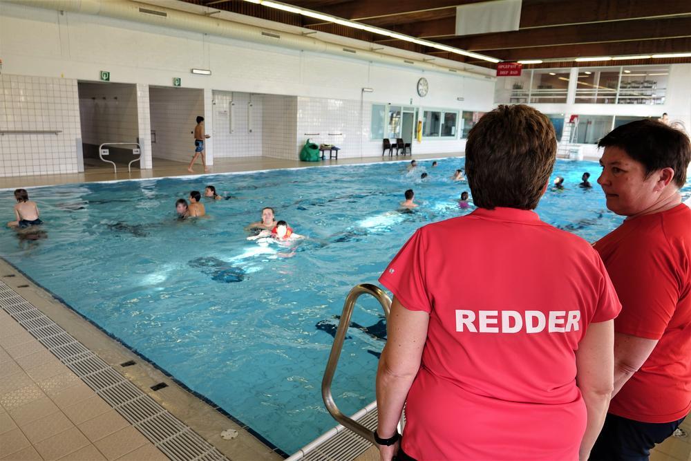 Voor Cathia (links) is dit een abnormaal drukke werkdag, zij en haar collega hebben de handen vol.