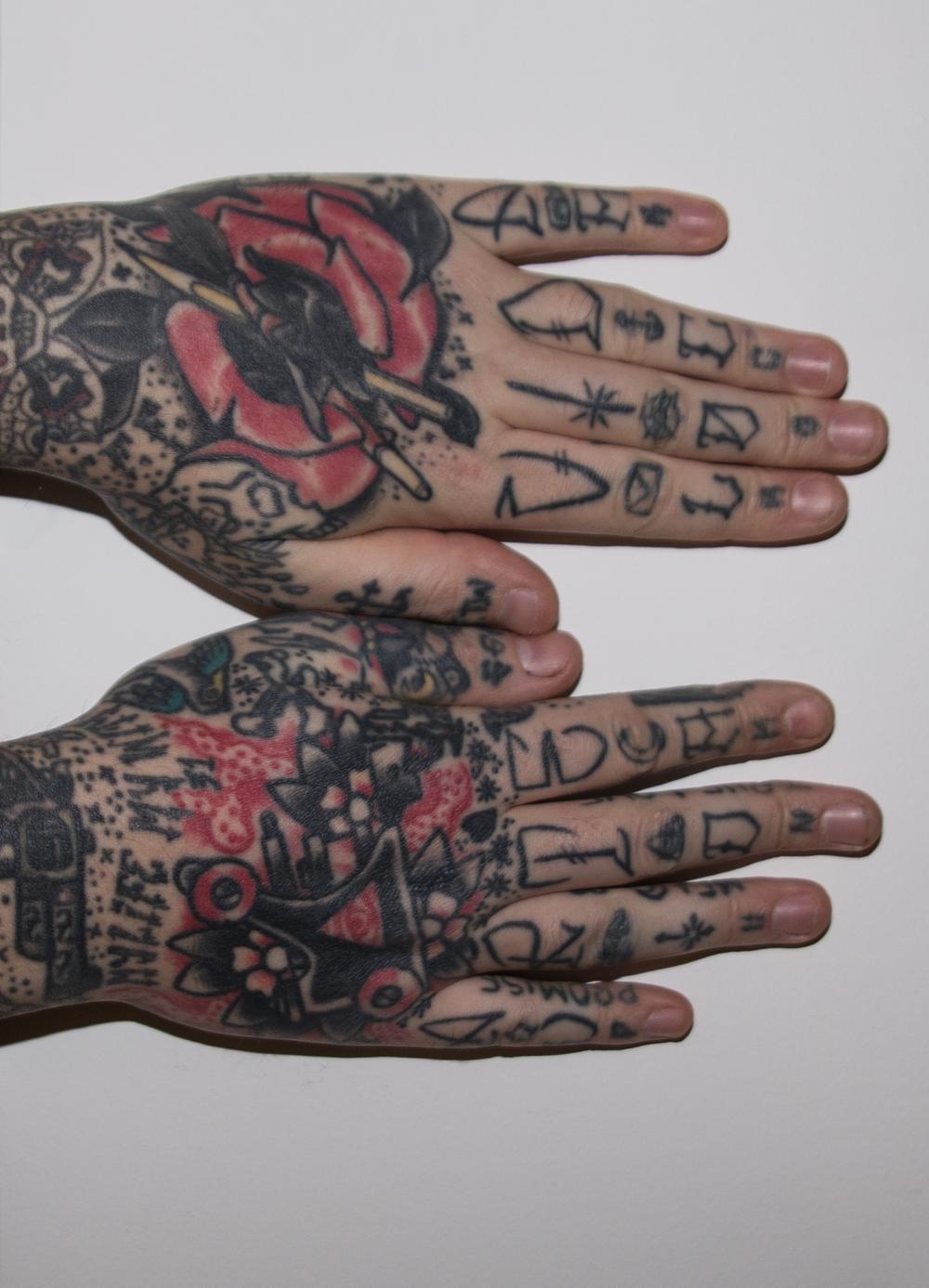 Kevin heeft beide handen laten tatoeëren. 