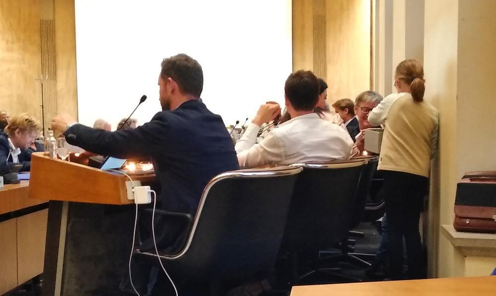 Benjamin Vandorpe liet kerstlichtjes uitdelen. Een verwijzing naar de volgens hem te dure kerstverlichting die Stad Kortrijk zich recent aanschafte.