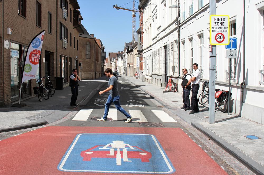 Via deze opvallende signalisatie worden de fietszones in Kortrijk aangeduid.