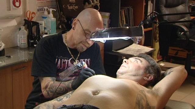 Kersvers wereldrecordhouder tatoeëren uit Middelkerke al weer aan de slag