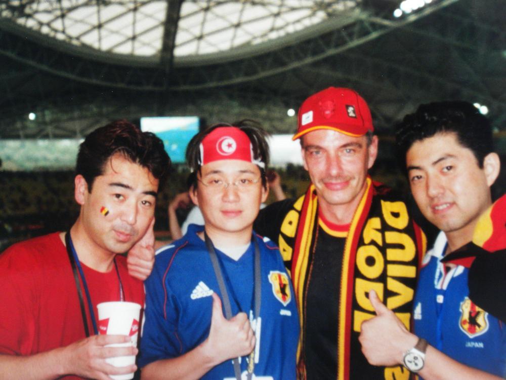 Met enkele fans op het WK 2002 in Zuid-Korea en Japan.
