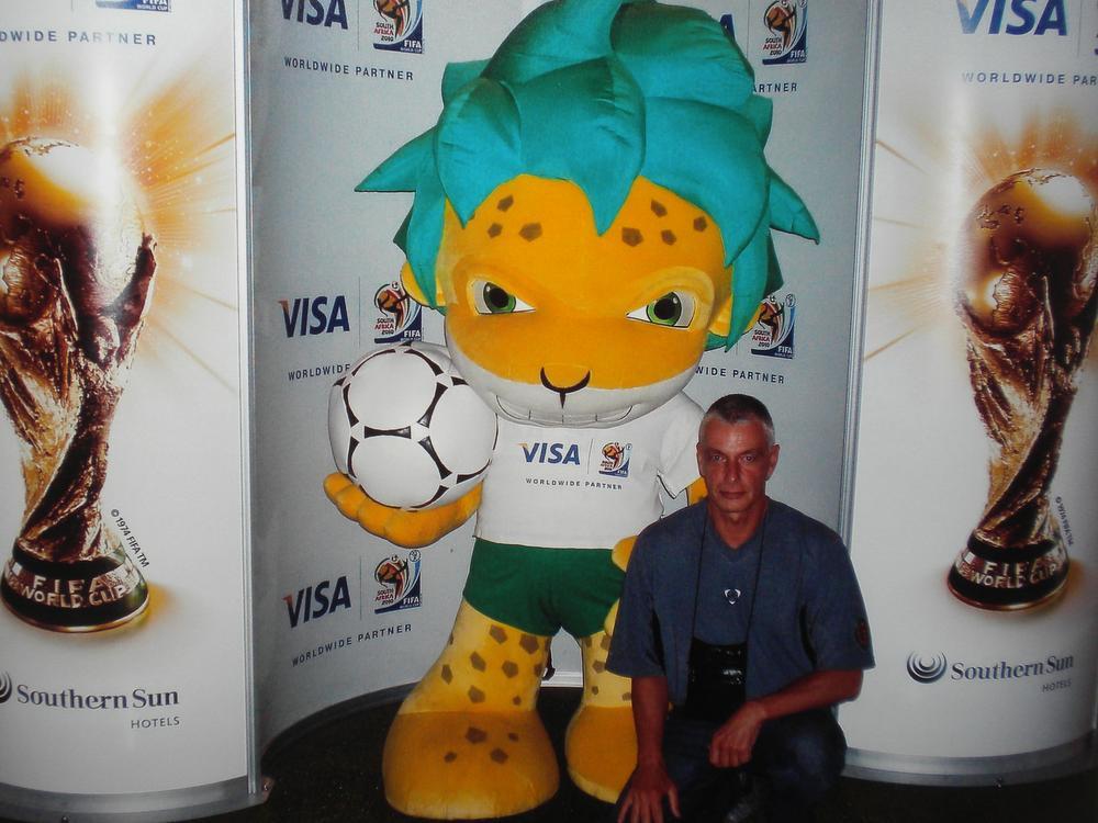 Bij Zakumi, de mascotte van het WK 2010 in Zuid-Afrika.