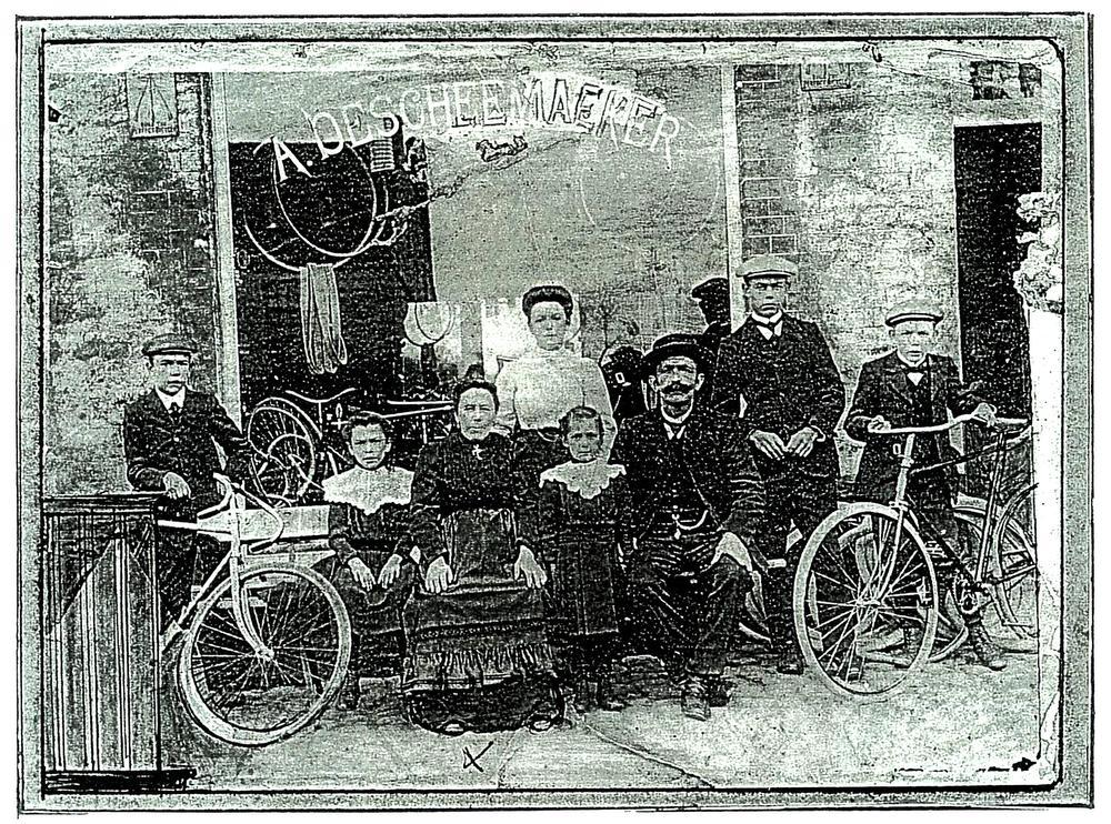 Een foto uit de oude doos. De fietsenhandel bestaat al liefst 125 jaar.