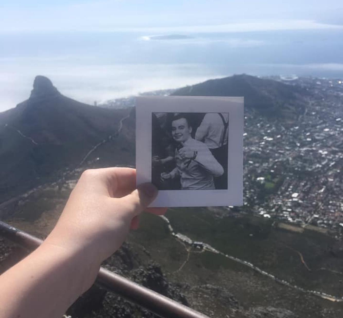Het rouwprentje van Beau bij de Tafelberg in Zuid-Afrika.
