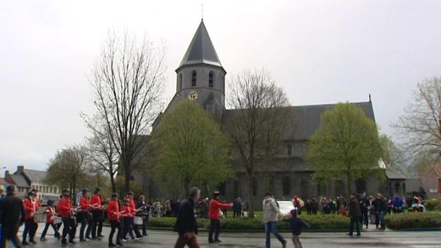 Driehonderd omwonenden protesteren tegen kleigroeve in Rollegem