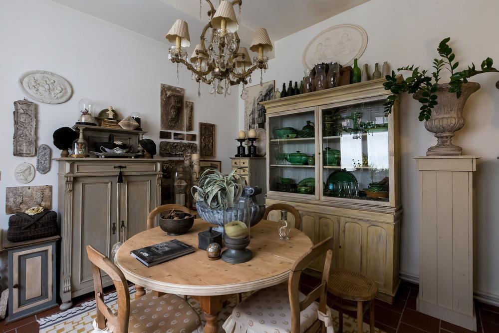De 'witte' eetkamer, met een kast vol Provençaals servies.