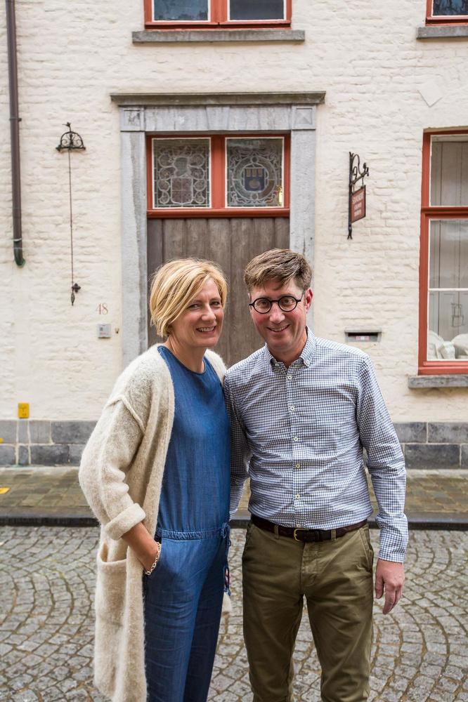 Hilde Strubbe en Pol Standaert voor hun huis.