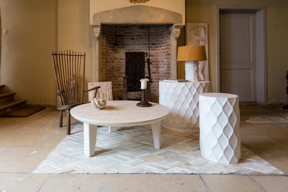 De indrukwekkende inkomhal , met een lamp die de heer des huizes zelf maakte.