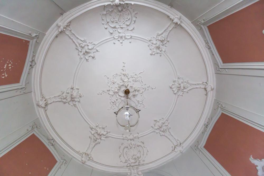 Het fraaie plafond van het prieeltje in de tuin.