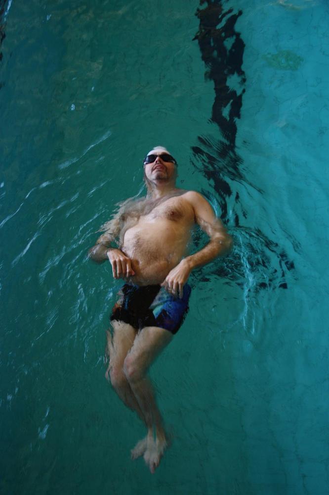 Wim Auwerx zwemt voor Boas, een vzw die zwemlessen geeft aan mensen met een beperking.