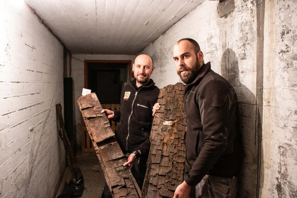 Jonas D'hont en Bart De Dobbelaere willen het 3000 jaar oude hout in een tafel verwerken.