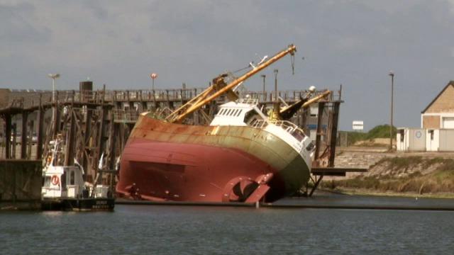Vissersboot kapseist in haven van Oostende : geen gewonden, veel schade