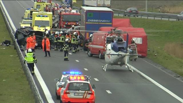 Kettingbotsing E40 nabij Veurne: 1 dode en 14 gewonden