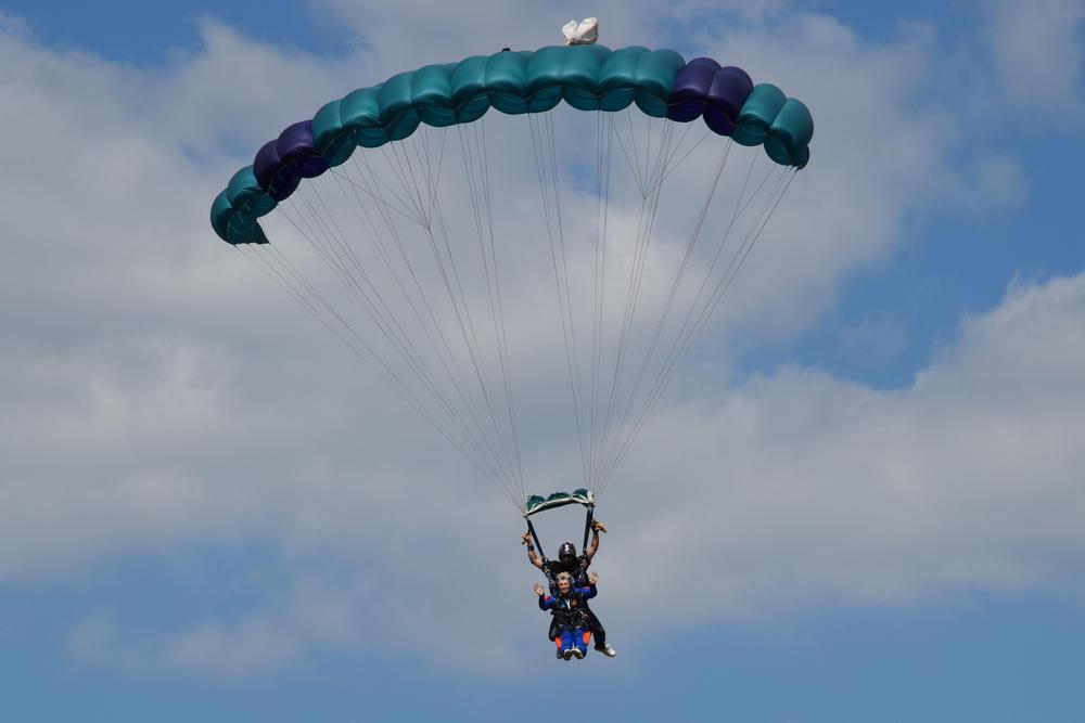 VIDEO - Marina Wally springt net als haar vader uit een 'vliegmachien' in Moorsele