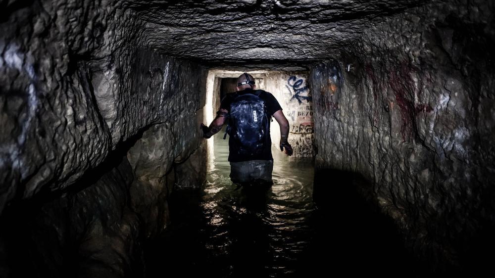 Heel wat van de honderden tunnels staan onder water. Afdalen onder Parijs is dan ook niet zonder gevaar.