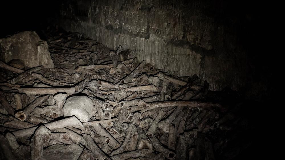 Gangen gevuld met menselijke beenderen. Eind 18de eeuw gebruikten de Parijzenaars de catacomben om de miljoenen slachtoffers van ziektes en epidemies bijna letterlijk te dumpen.