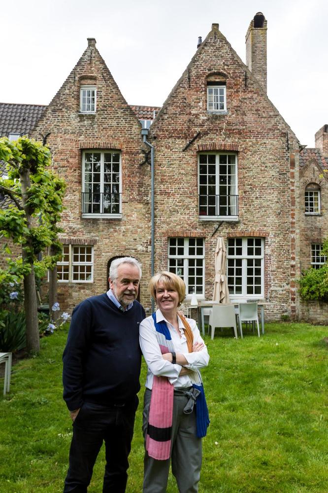 Benoît en Brigitte in hun tuin.