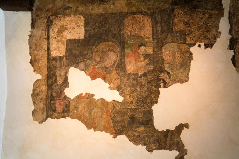 De muurschildering 'Geboorte van Christus'.