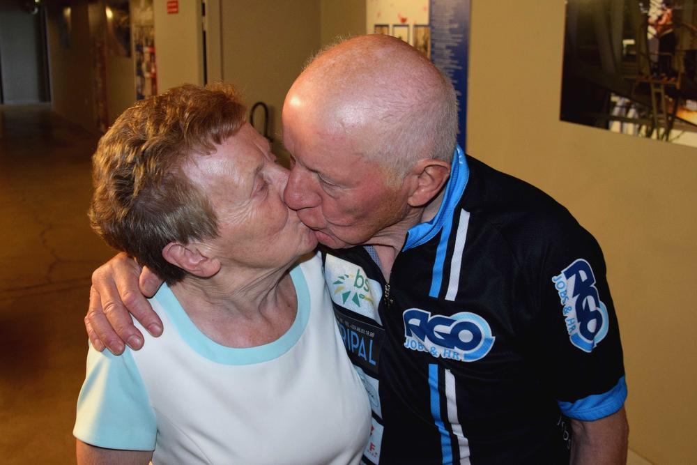 Een kus voor de liefde van zijn leven, zijn vrouwtje Suzanne. (foto CLL)