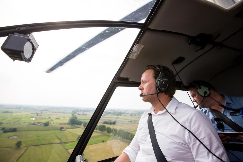 Piloot Olivier en journalist Piet genieten van het indrukwekkende uitzicht.
