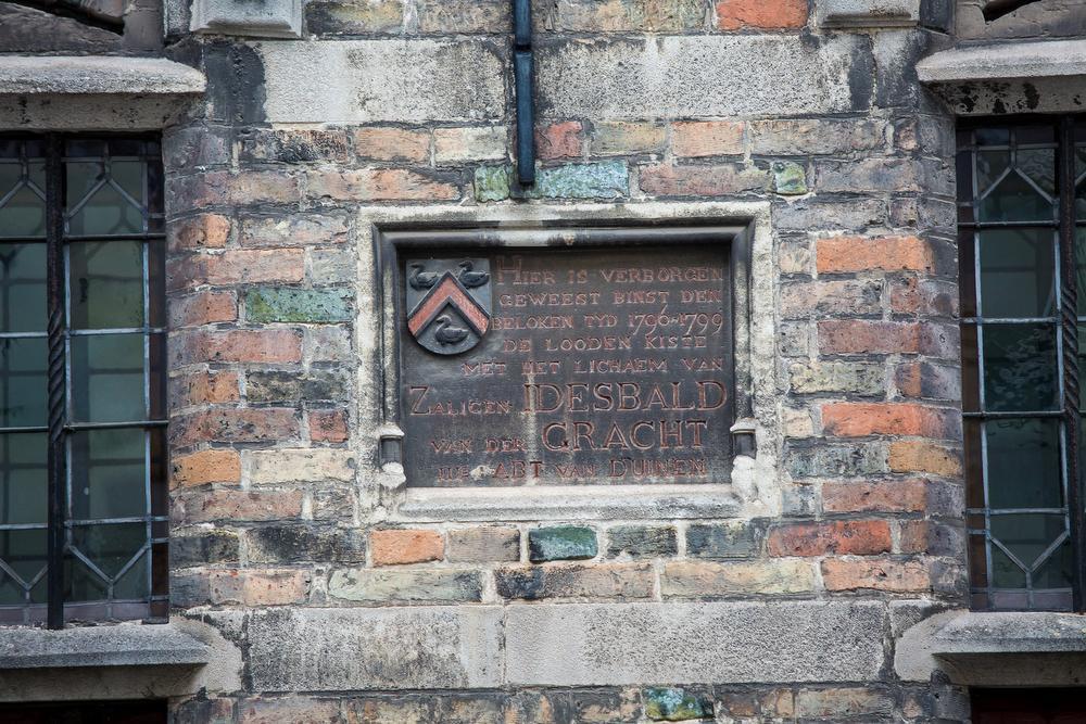 Een bord op de gevel verwijst naar Idesbald Van der Gracht, wiens lichaam zou verborgen zijn in het huis...