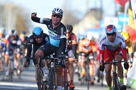 Mark Cavendish wint Kuurne-Brussel-Kuurne