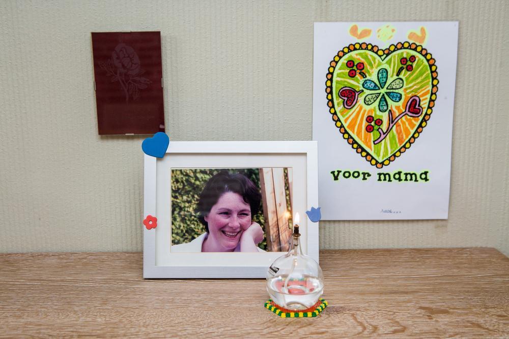 Een foto van haar mama, daarmee moet Sietske het doen. En de herinneringen van oma en opa.