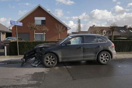 Auto belandt na botsing in voortuin van woning in Poperinge