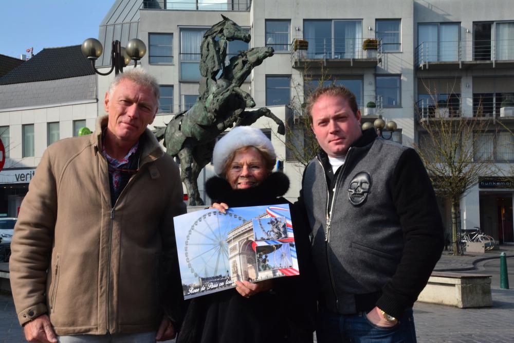 Foorkramer René Bufkens (rechts) laat zijn nieuwste 'aanwinst' speciaal voor zijn grootmoeder (centraal) in Waregem plaatsen.